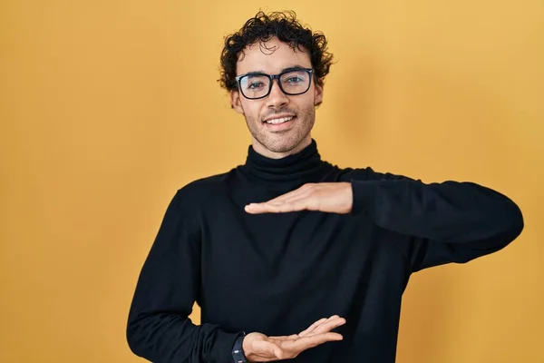 Hispanic Man Standing Yellow Background Gesturing Hands Showing Big Large — Stock Photo, Image