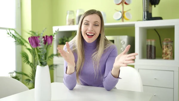Junge Blonde Frau Mit Videoanruf Sitzt Auf Tisch Hause — Stockfoto