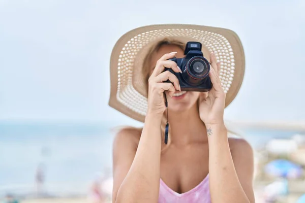 Young Blonde Woman Tourist Smiling Confident Using Professional Camera Seaside — Stockfoto