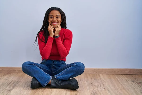 Joven Afroamericano Con Trenzas Sentado Suelo Casa Sonriendo Con Boca —  Fotos de Stock