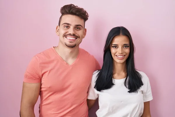 Unga Latinamerikanska Par Står Över Rosa Bakgrund Med Ett Lyckligt — Stockfoto