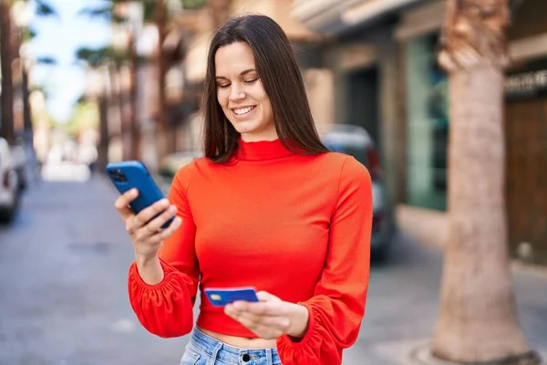 Jovem Bela Mulher Hispânica Usando Smartphone Cartão Crédito Rua — Fotografia de Stock