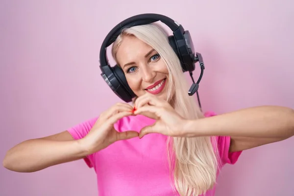 Kaukasische Frau Die Über Kopfhörer Musik Hört Und Verliebt Lächelt — Stockfoto