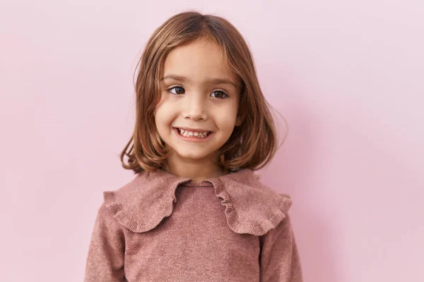 Malá Hispánská Dívka Stojící Nad Růžovým Pozadím Vypadá Pozitivně Šťastně — Stock fotografie