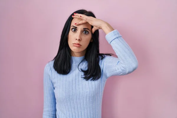 Hispanic Woman Standing Pink Background Worried Stressed Problem Hand Forehead — Stock Photo, Image