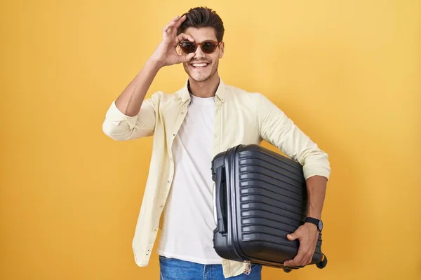Genç Spanyol Adam Bavul Tutuyor Yaz Tatiline Gidiyor Hareketleriyle Gülümsüyor — Stok fotoğraf