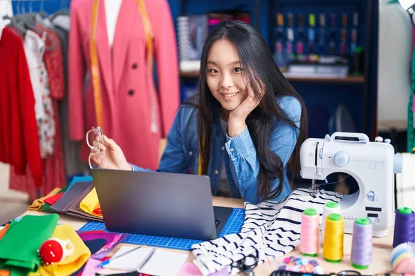 Молодая Китайская Женщина Портной Улыбается Уверенно Помощью Ноутбука Швейной Фабрике — стоковое фото