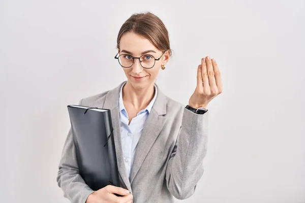 年轻的高加索女人 身穿商务服装 戴着眼镜 手指手画脚地做着意大利式的手势 — 图库照片