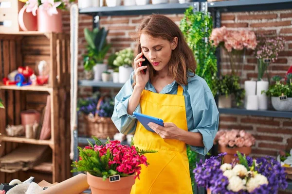 Joven Hermosa Florista Hispana Hablando Smartphone Usando Touchpad Floristería —  Fotos de Stock