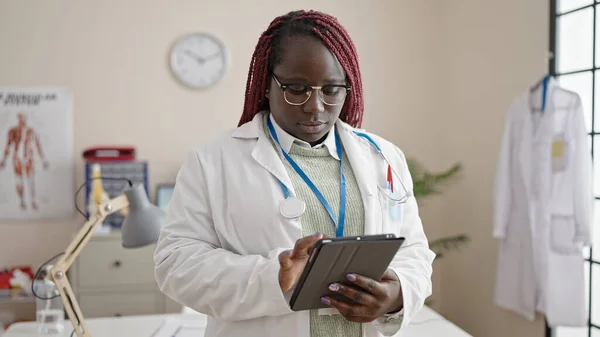 Donna Africana Con Capelli Intrecciati Medico Utilizzando Touchpad Clinica — Foto Stock