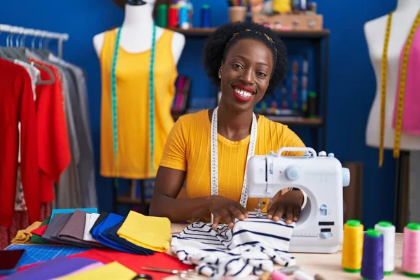 Africano Americano Mulher Alfaiate Sorrindo Confiante Usando Máquina Costura Estúdio — Fotografia de Stock