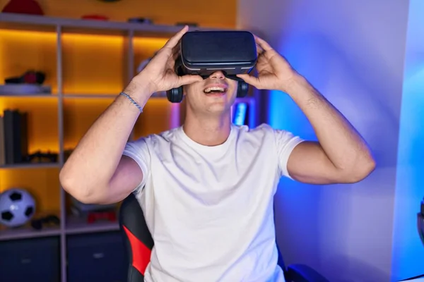 Giovane Uomo Ispanico Streamer Giocare Videogioco Utilizzando Occhiali Realtà Virtuale — Foto Stock