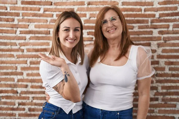 Hispanic Mother Daughter Wearing Casual White Shirt Smiling Cheerful Presenting — Stock Photo, Image
