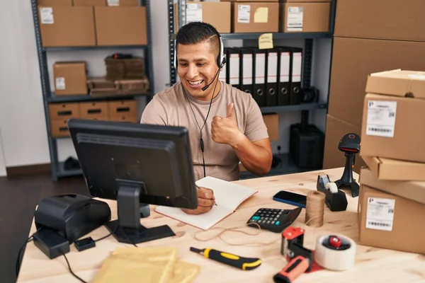 Latynos Młody Człowiek Pracuje Małym Biznesie Commerce Uśmiechnięty Szczęśliwy Pozytywny — Zdjęcie stockowe