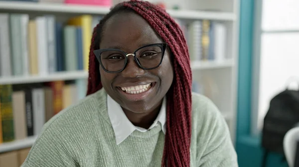 Африканская Женщина Плетеными Волосами Уверенно Улыбается Университетской Библиотеке — стоковое фото