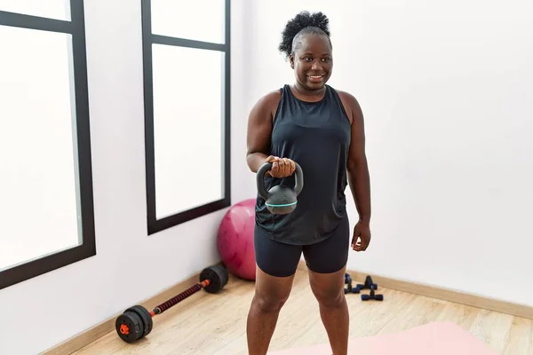 Junge Afroamerikanerin Lächelt Selbstbewusst Beim Training Mit Hantel Sportzentrum — Stockfoto