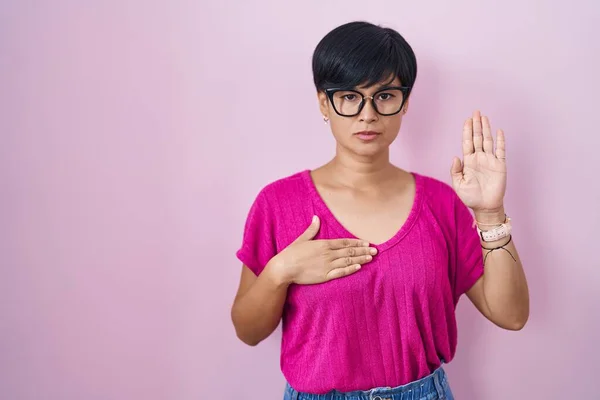 Young Asian Woman Short Hair Standing Pink Background Swearing Hand — Stock Photo, Image