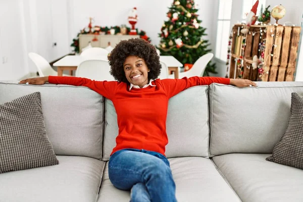 Jong Afrikaans Amerikaans Vrouw Glimlachen Zelfverzekerd Zitten Bank Door Kerstboom — Stockfoto