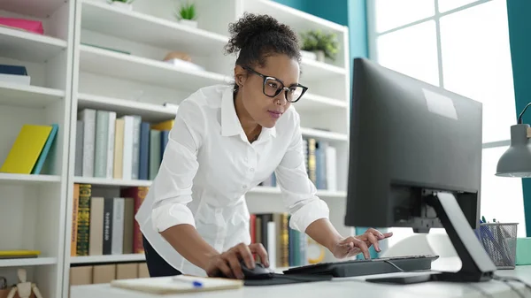 African American Woman Student Using Computer Studying Library University — Stock Photo, Image