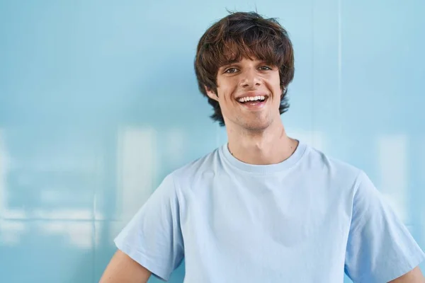 Genç Sarışın Adam Gülümsüyor Kendine Güveni Tamdır — Stok fotoğraf