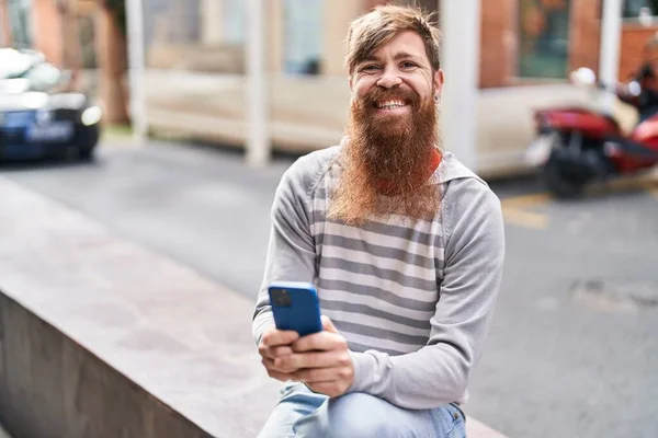 Young Redhead Man Using Smartphone Sitting Bench Street — Photo
