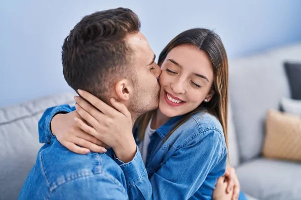Férfiak Nők Ülnek Kanapén Ölelkeznek Csókolóznak Otthon — Stock Fotó