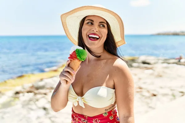 Jeune Belle Hispanique Femme Toruiste Souriant Confiance Manger Crème Glacée — Photo