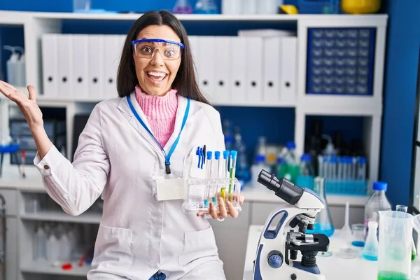 Bilim Adamlarının Laboratuvarında Çalışan Genç Esmer Kadın Zaferi Mutlu Bir — Stok fotoğraf