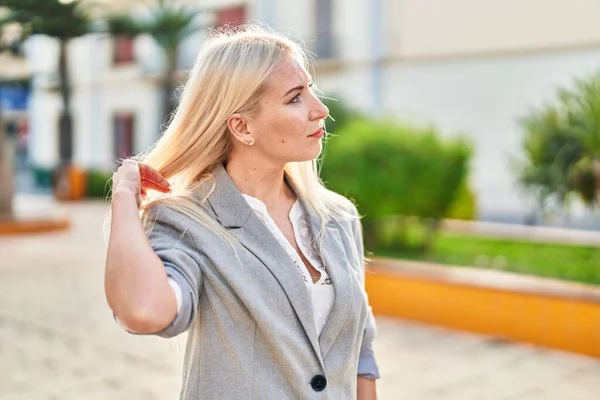 Young Blonde Woman Standing Relaxed Expression Park — Foto Stock