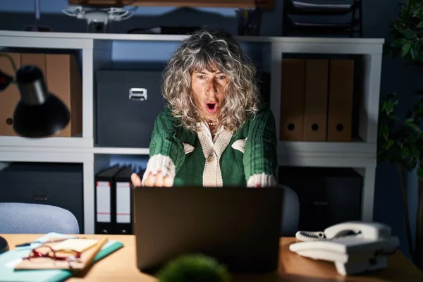 Gece Yarısı Bilgisayar Kullanan Orta Yaşlı Bir Kadın Avuç Içi — Stok fotoğraf