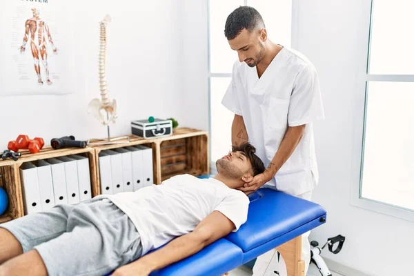 Due Uomini Ispanici Fisioterapista Paziente Avendo Sessione Riabilitazione Massaggiare Testa — Foto Stock