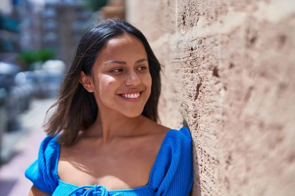 Genç Spanyol Kadın Gülümsüyor Kendine Güveni Tam Caddeye Bakıyor — Stok fotoğraf