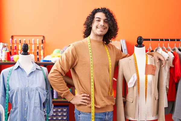 Jeune Homme Latino Tailleur Souriant Confiant Appuyé Sur Mannequin Atelier — Photo