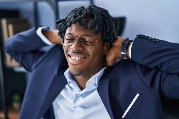 Africano Americano Homem Empresário Relaxado Com Mãos Cabeça Escritório — Fotografia de Stock