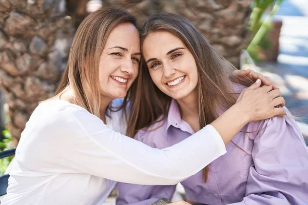 Zwei Frauen Mutter Und Tochter Die Sich Auf Der Caféterrasse — Stockfoto