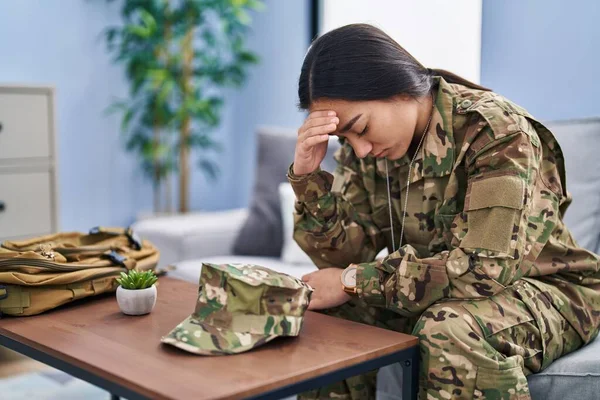 Joven Mujer Hispana Soldado Del Ejército Deprimido Sentado Sofá Casa —  Fotos de Stock