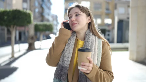 Ung Blondine Kvinde Taler Smartphone Drikker Kaffe Gaden - Stock-foto