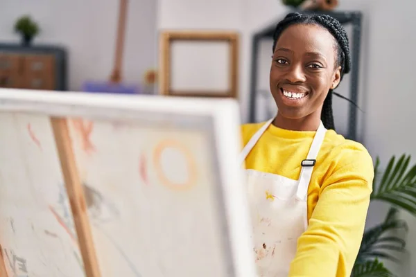 Afroamerikanische Künstlerin Lächelt Selbstbewusst Und Sieht Zeichnung Kunstatelier — Stockfoto