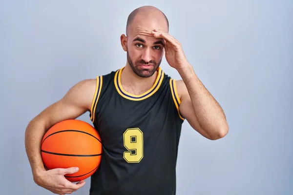 Mladý Plešatý Muž Vousy Basketbalové Uniformě Drží Míč Starosti Zdůraznil — Stock fotografie