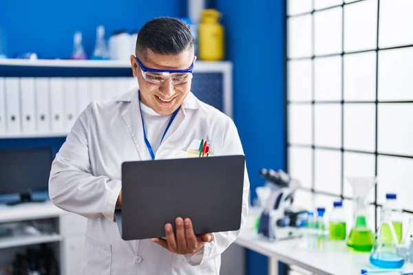 Jovem Cientista Latino Sorrindo Confiante Usando Laptop Laboratório — Fotografia de Stock