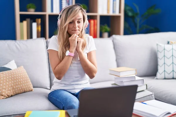 Junge Blonde Frau Studiert Mit Computer Laptop Hause Lachen Nervös — Stockfoto