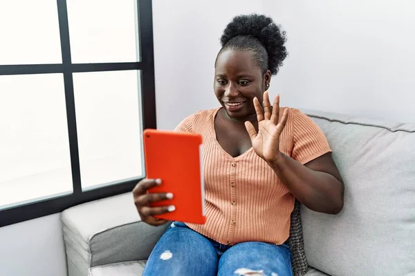 Jong Afrikaans Amerikaans Vrouw Having Video Call Zittend Bank Thuis — Stockfoto