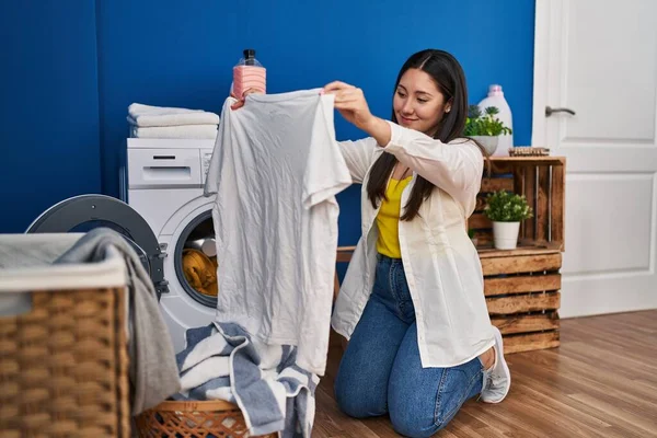 Jovem Hispânica Segurando Camiseta Branca Lavando Roupas Lavanderia — Fotografia de Stock