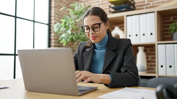 Young Beautiful Hispanic Woman Business Worker Using Laptop Working Office — Foto de Stock