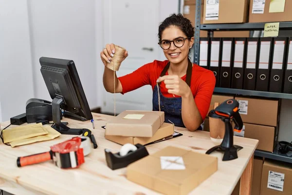 Mladá Latinka Žena Ekommerce Obchodní Pracovník Připravit Balíček Objednávky Kanceláři — Stock fotografie