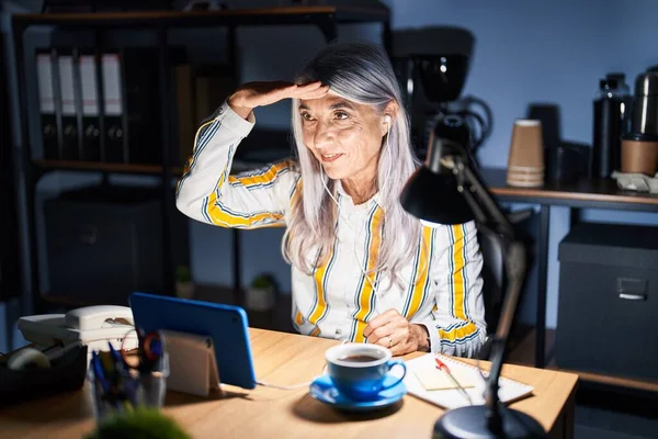 Gri Saçlı Gece Ofiste Çalışan Orta Yaşlı Bir Kadın Çok — Stok fotoğraf