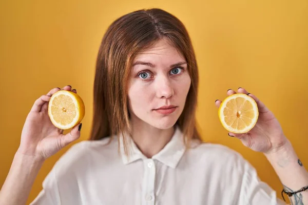 美しい女性のレモン懐疑的かつ神経を保持し 問題のために動揺を眉をひそめる 否定的な人 — ストック写真