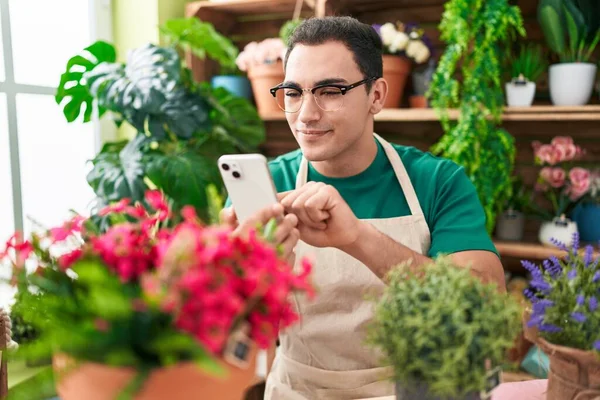 Jovem Florista Hispânico Fazer Foto Para Plantar Por Smartphone Loja — Fotografia de Stock