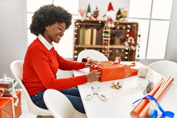 Jong Afrikaans Amerikaans Vrouw Glimlachen Zelfverzekerd Verpakking Kerstcadeau Thuis — Stockfoto