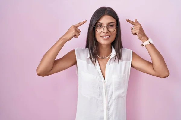 Brunette Young Woman Standing Pink Background Wearing Glasses Smiling Pointing — Stock Photo, Image